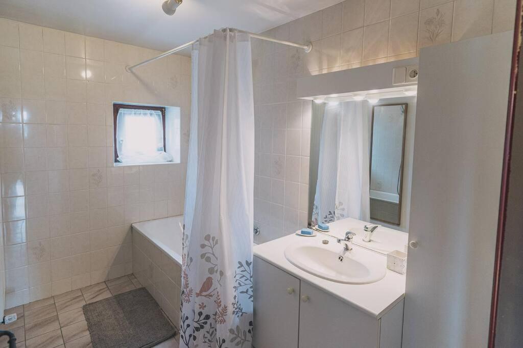 A L'Entree Du Verger - Charmante Maison En Pierres Динан Экстерьер фото